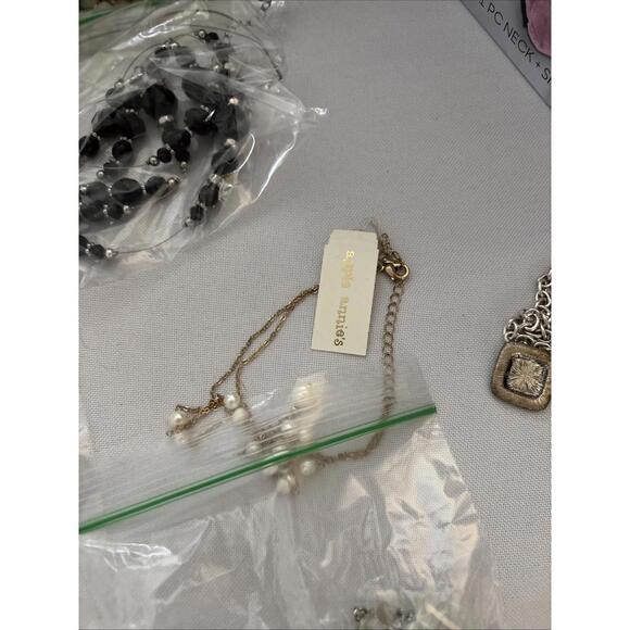 Mixed Lot Of Variety Jewelry. Necklaces, Pins, Earrings. All Earrings Have Pairs - Picture 6 of 15